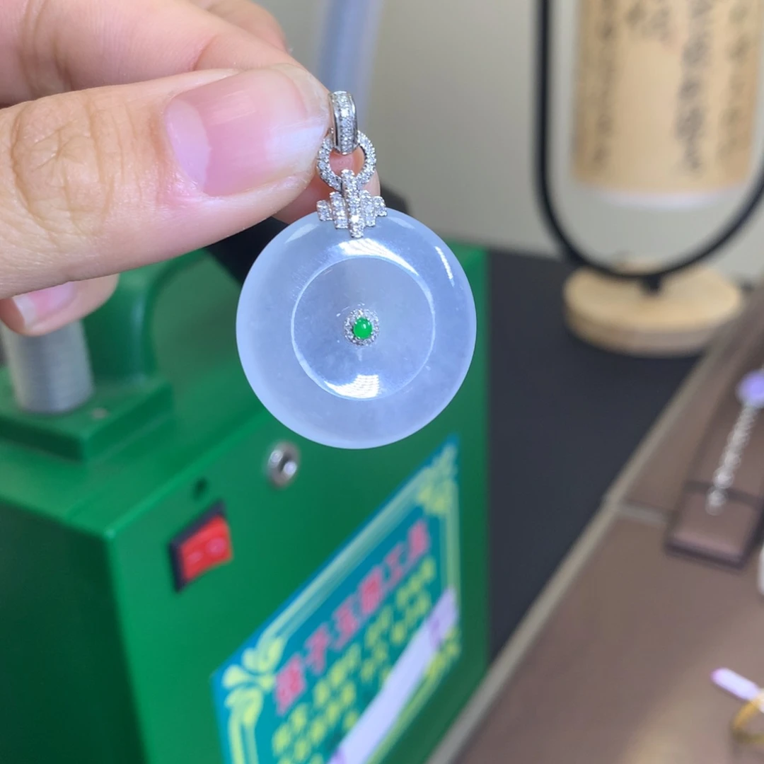 翡翠颈饰18K金镶嵌翡翠