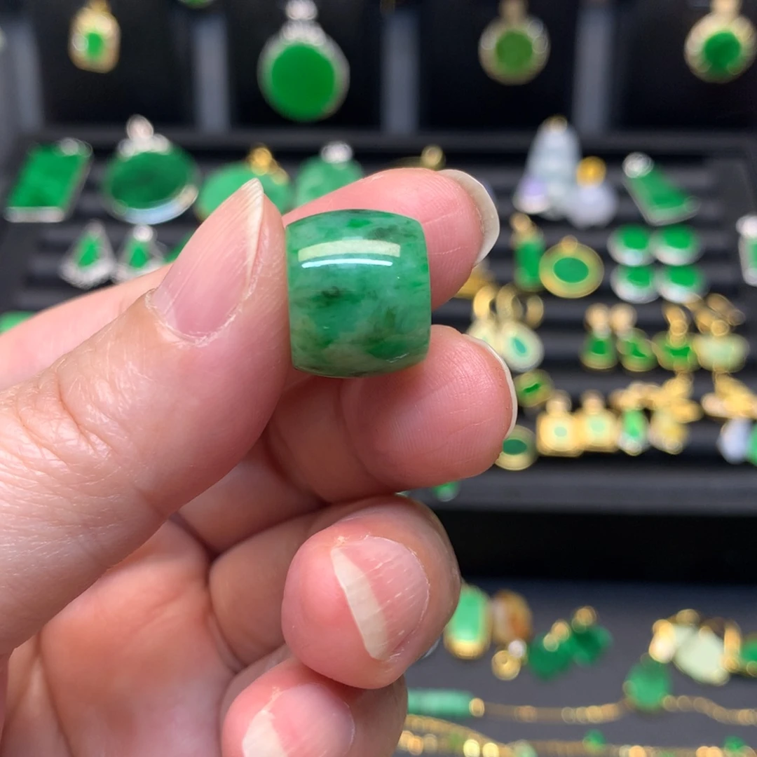 翡翠未镶嵌颈饰有纹