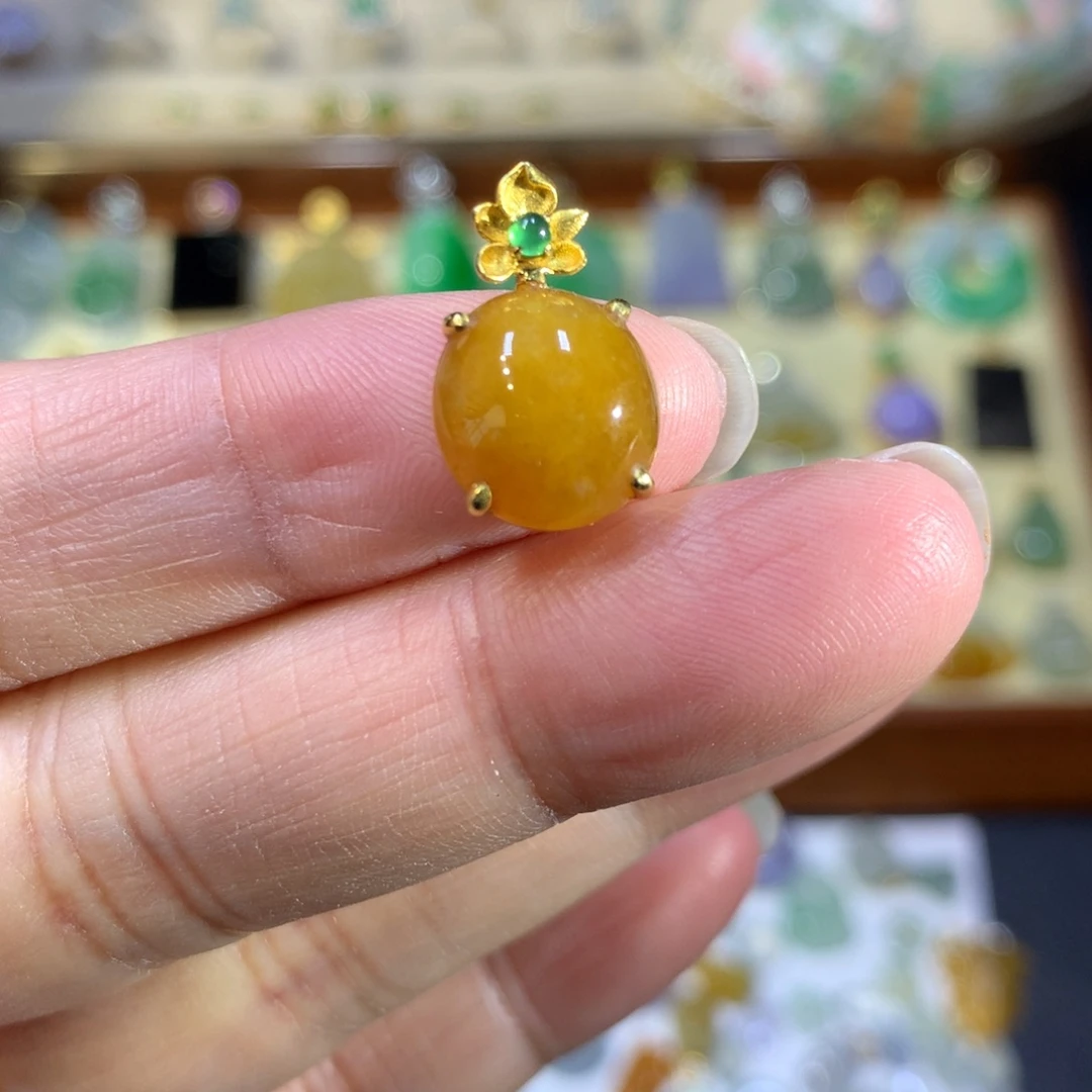 颈饰18K金镶嵌翡翠