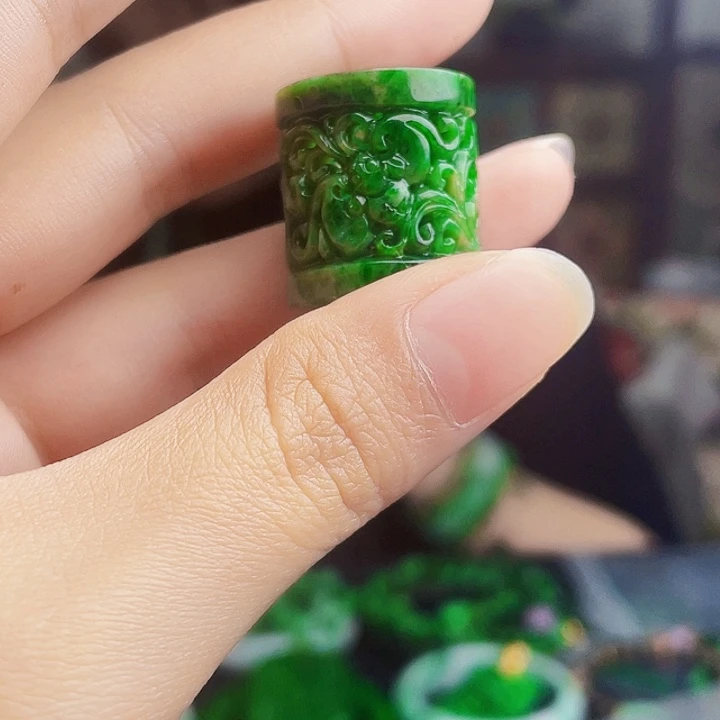 翡翠未镶嵌颈饰多样性