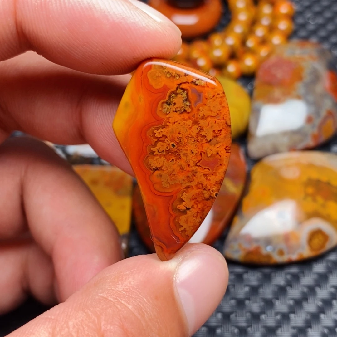 贝***月未镶嵌颈饰玛瑙/玉髓