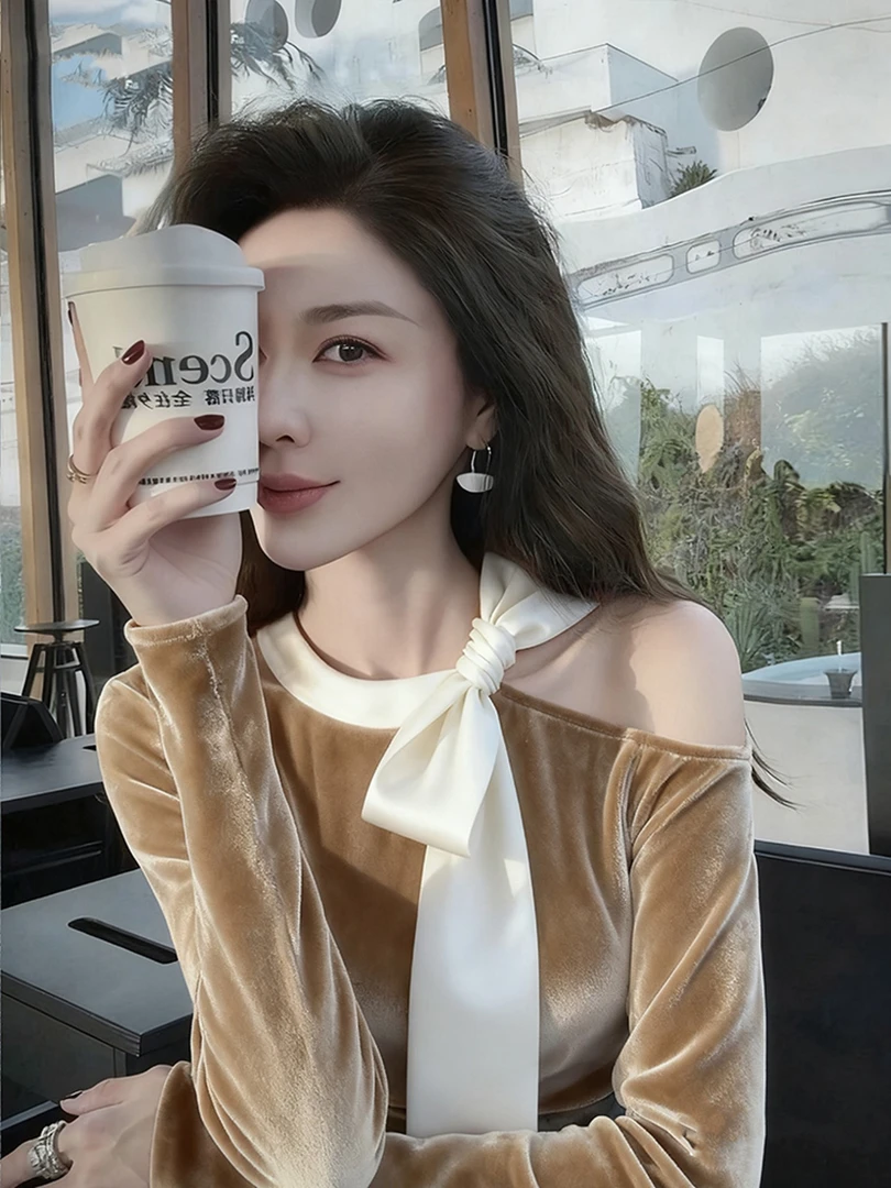 卡其色露肩丝绒上衣女2025秋冬超火独特漂亮气质名媛轻熟内搭衬衣