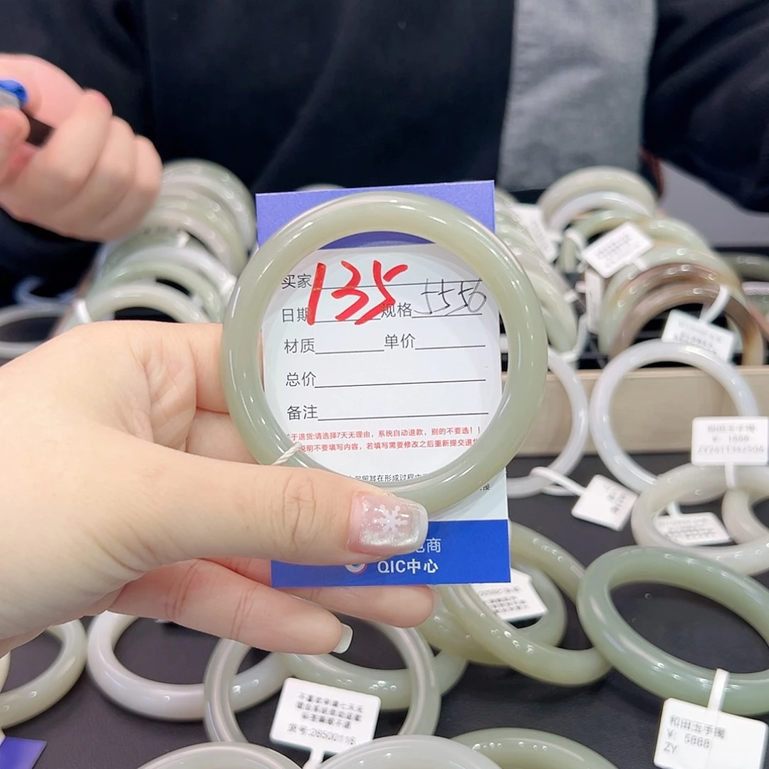 和田玉手镯未镶嵌