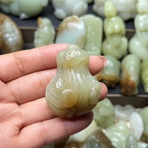 和田玉未镶嵌颈饰龍**神