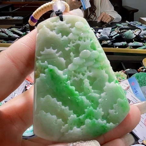 翡翠未镶嵌颈饰一个