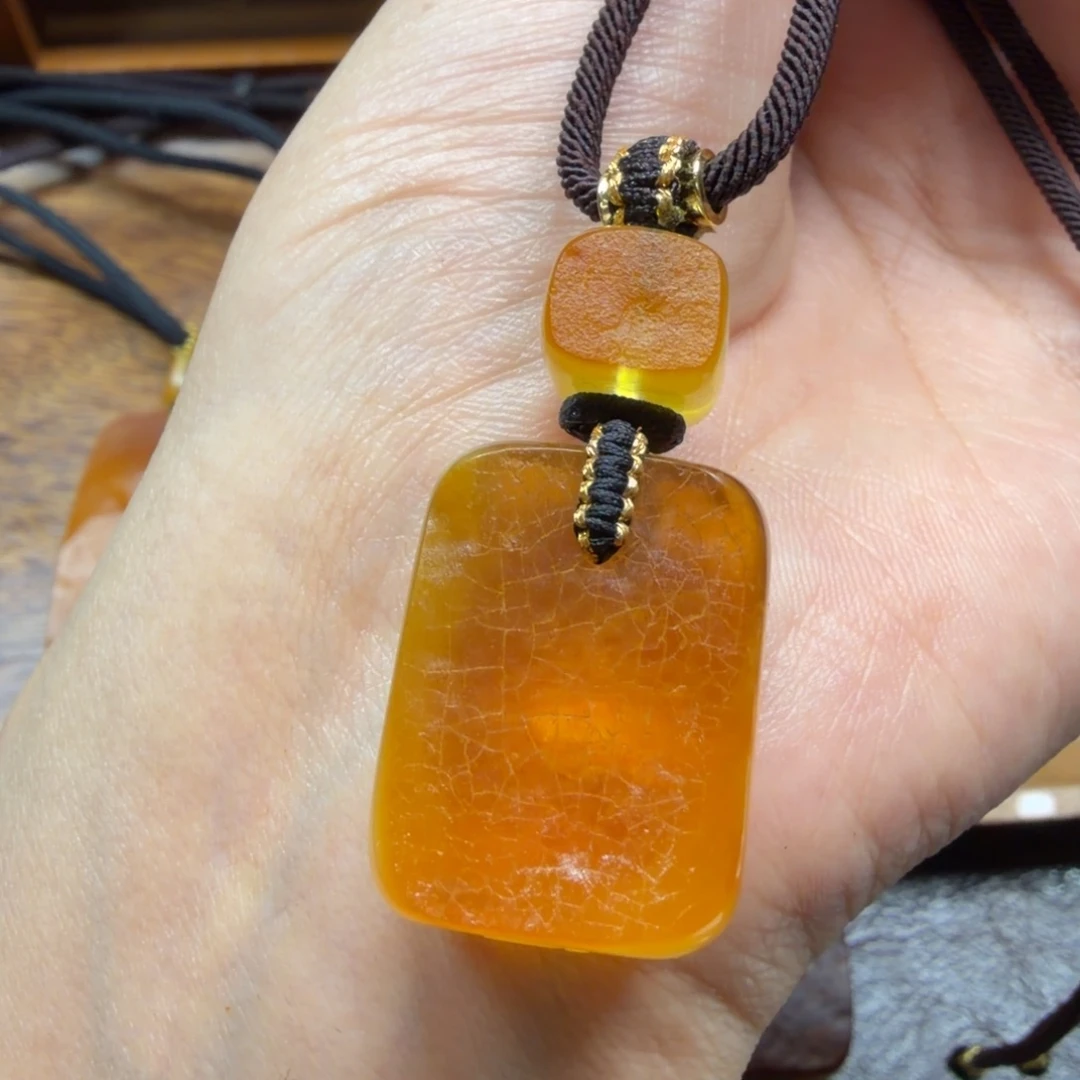 琥珀未镶嵌吊坠(赠链)