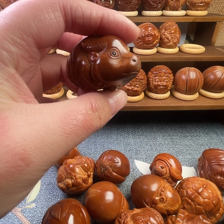 爱***错吊坠橄榄核手把件一个