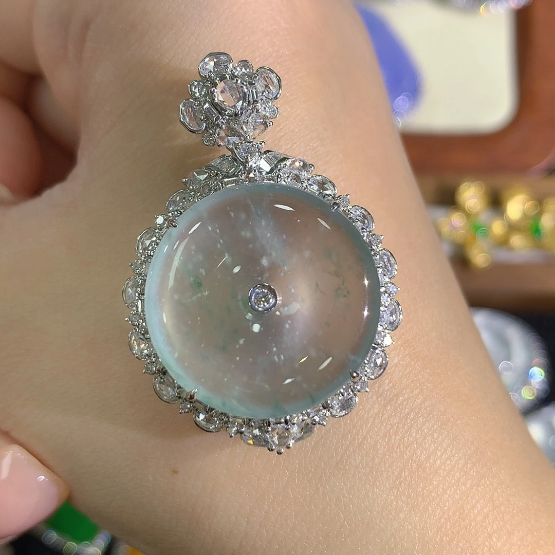 翡翠18K金镶嵌颈饰平安扣