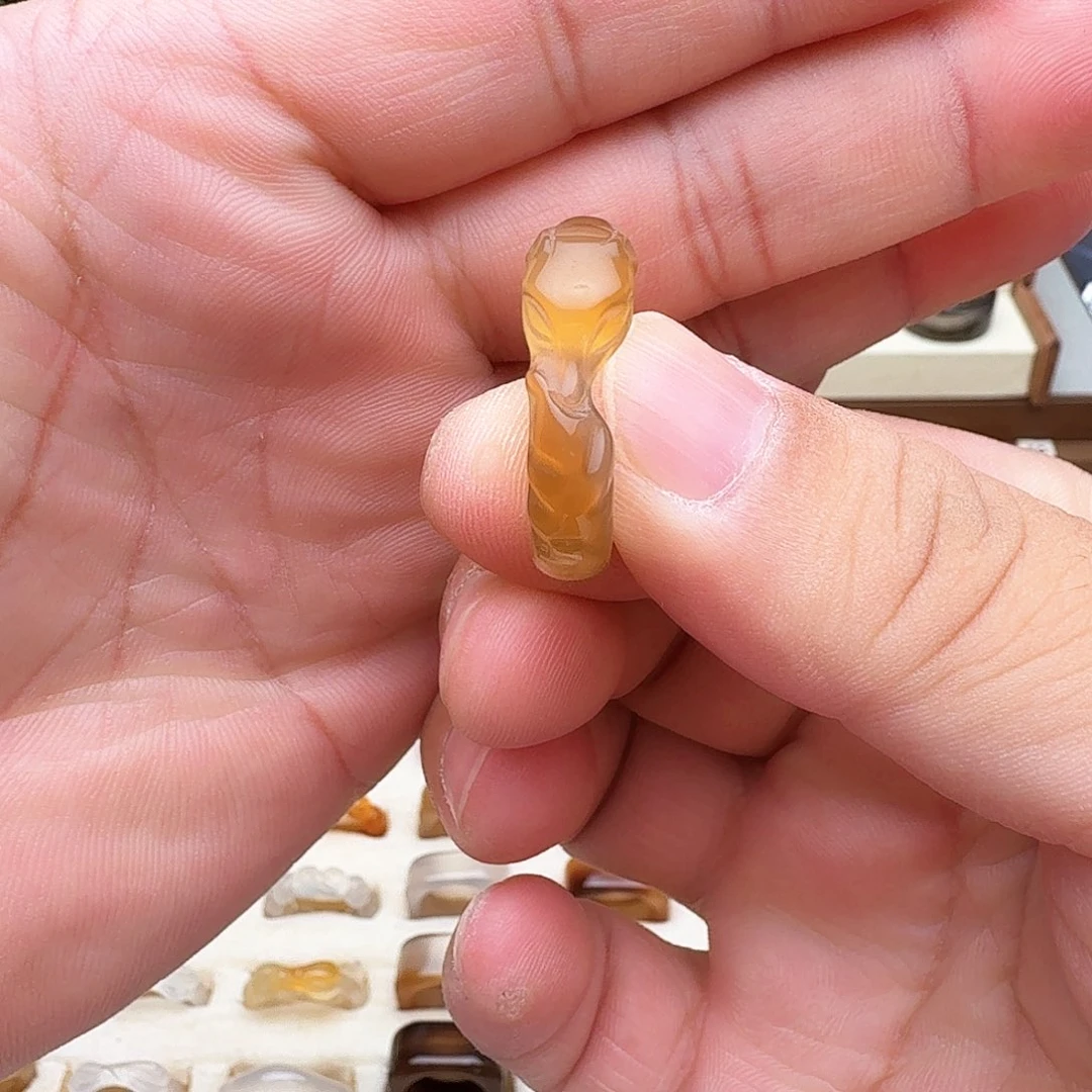 未镶嵌戒指玛瑙/玉髓18圈精雕金狐微瑕不退不换介意勿拍
