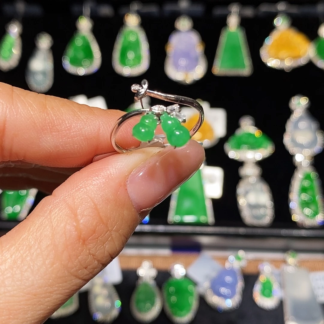 翡翠未镶嵌颈饰戒指