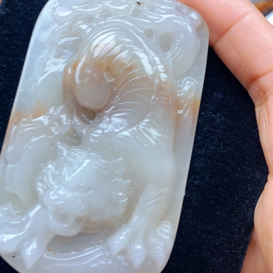 未镶嵌石英质玉（黄龙玉）颈饰