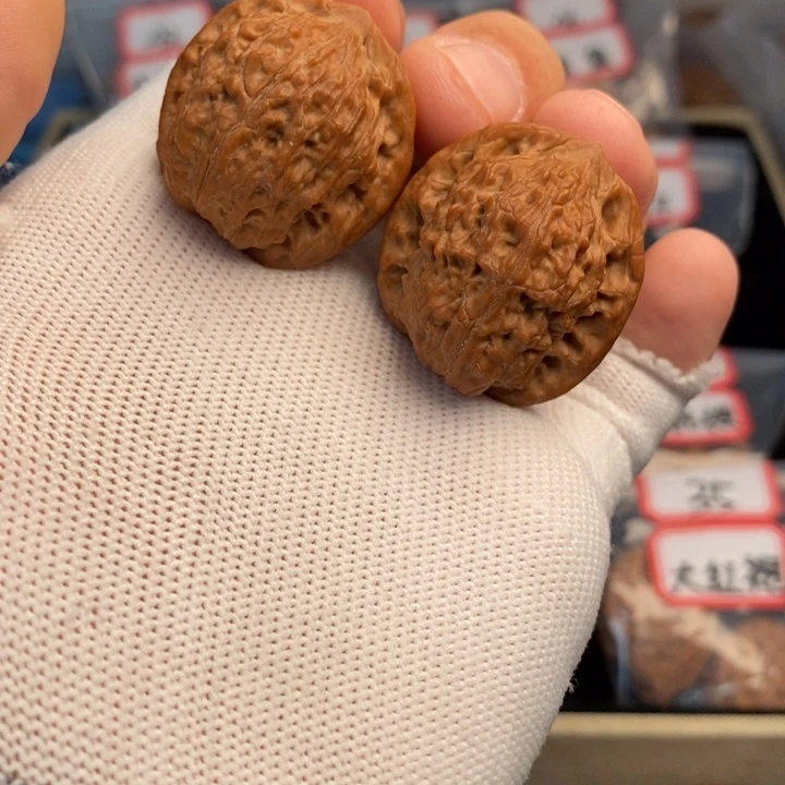 文玩核桃吊坠31野生狮子头红皮