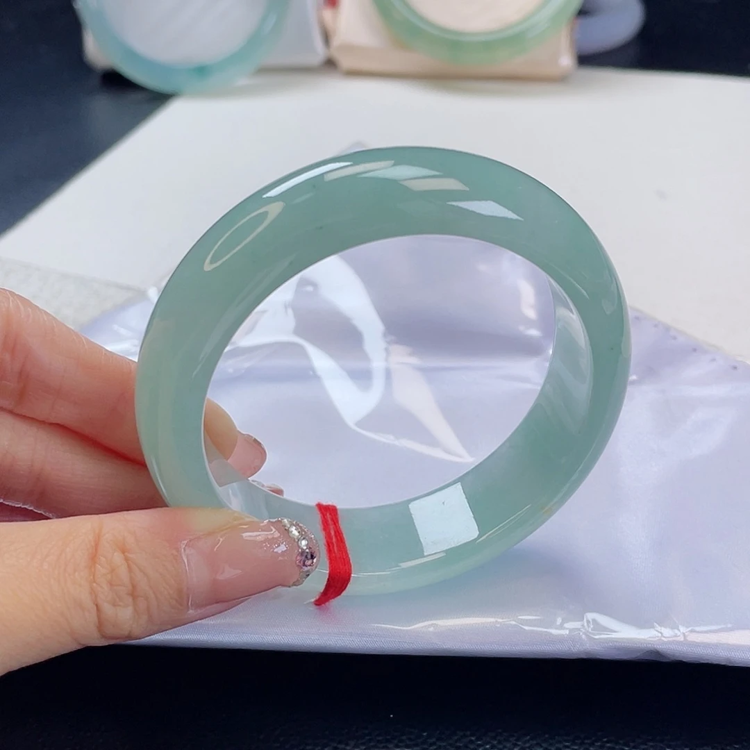 翡翠手镯未镶嵌翡翠 