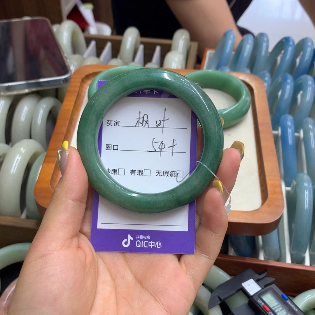 枫****石英质玉手镯未镶嵌