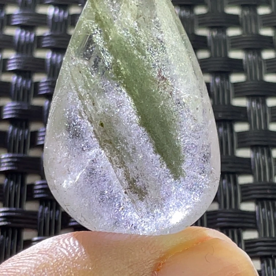 水晶吊坠未镶嵌多****?