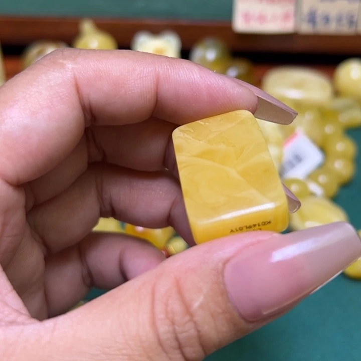 蜜蜡未镶嵌珠宝奇石