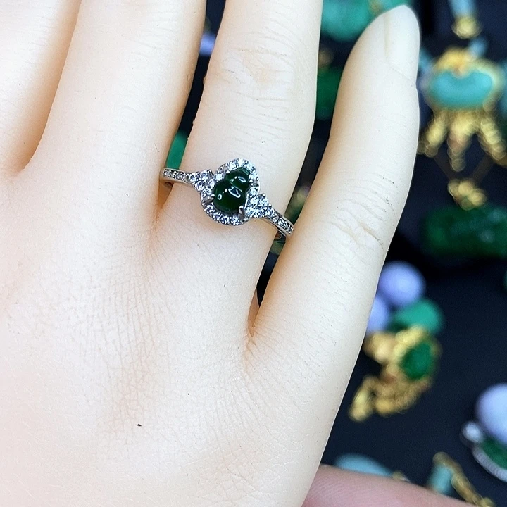 翡翠未镶嵌颈饰戒指