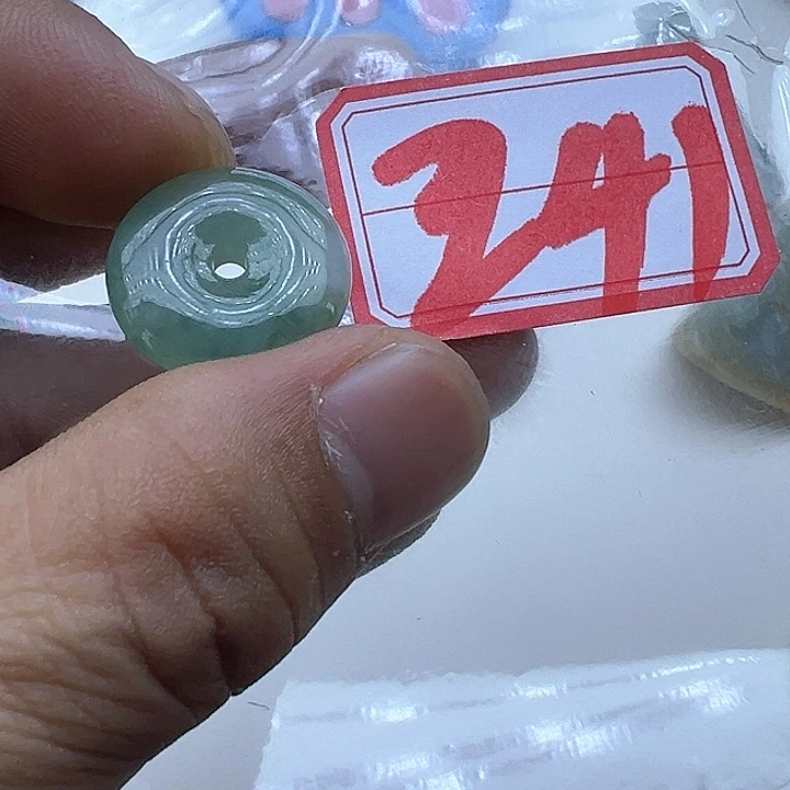翡翠颈饰未镶嵌张