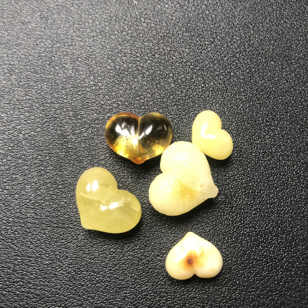 屁桃爱心配饰蜜蜡