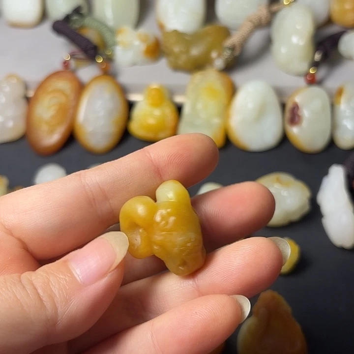 和田玉未镶嵌吊坠(赠链)