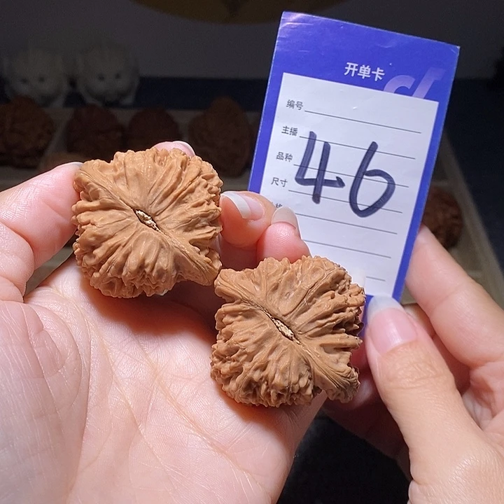 文玩核桃把件南疆石全品精配44左右