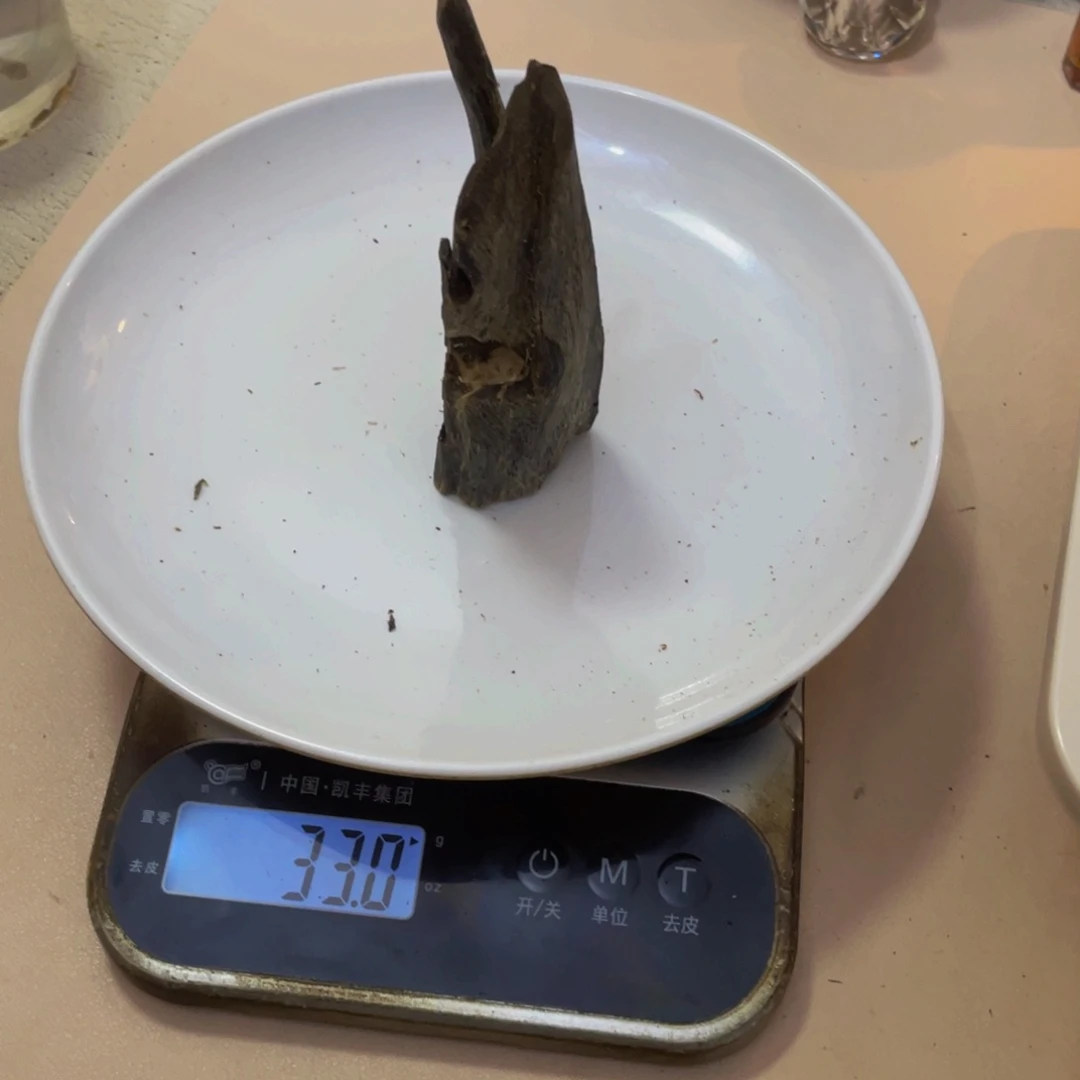 沉香碎屑沉香不*黑珍珠虫漏摆件53克