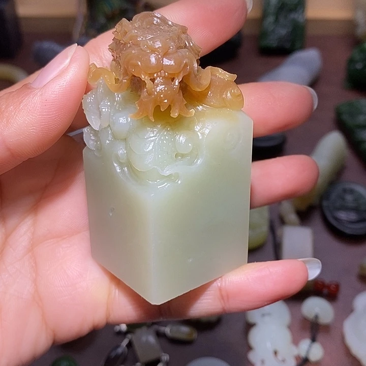 花***蝶和田玉未镶嵌颈饰