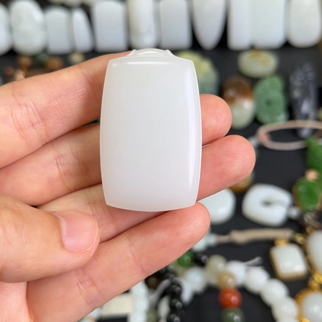 和田玉未镶嵌吊坠(赠链)