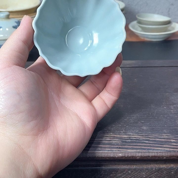 龙泉窑粉青釉花口小杯