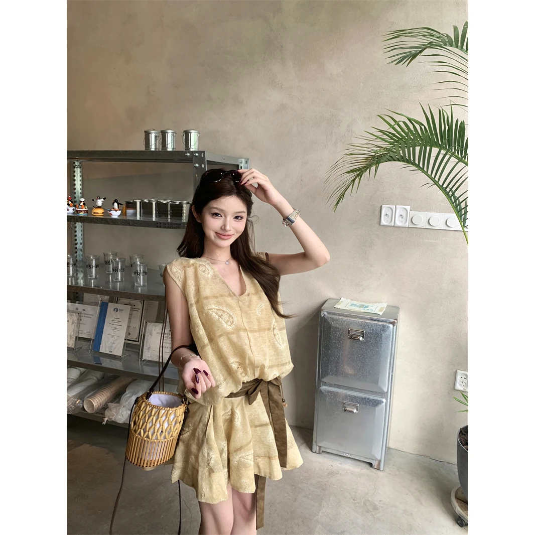设计感复古印花v领无袖背心连衣裙女夏季显瘦收腰裙子气质a字短裙