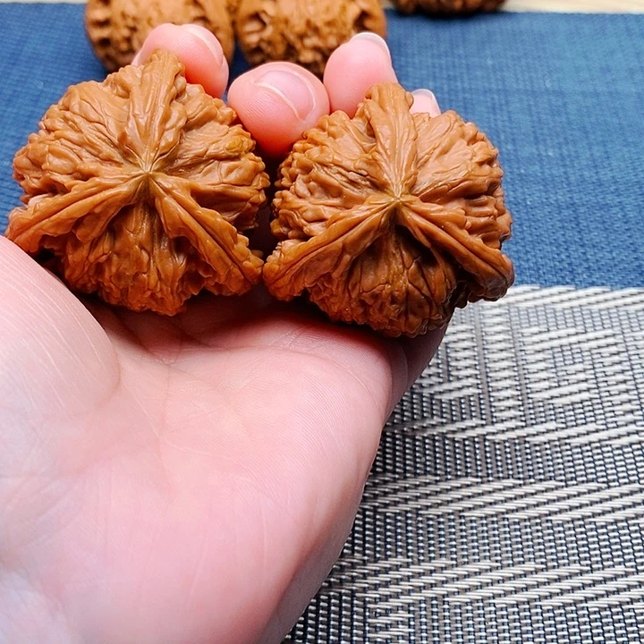 唯***一文玩核桃吊坠三棱