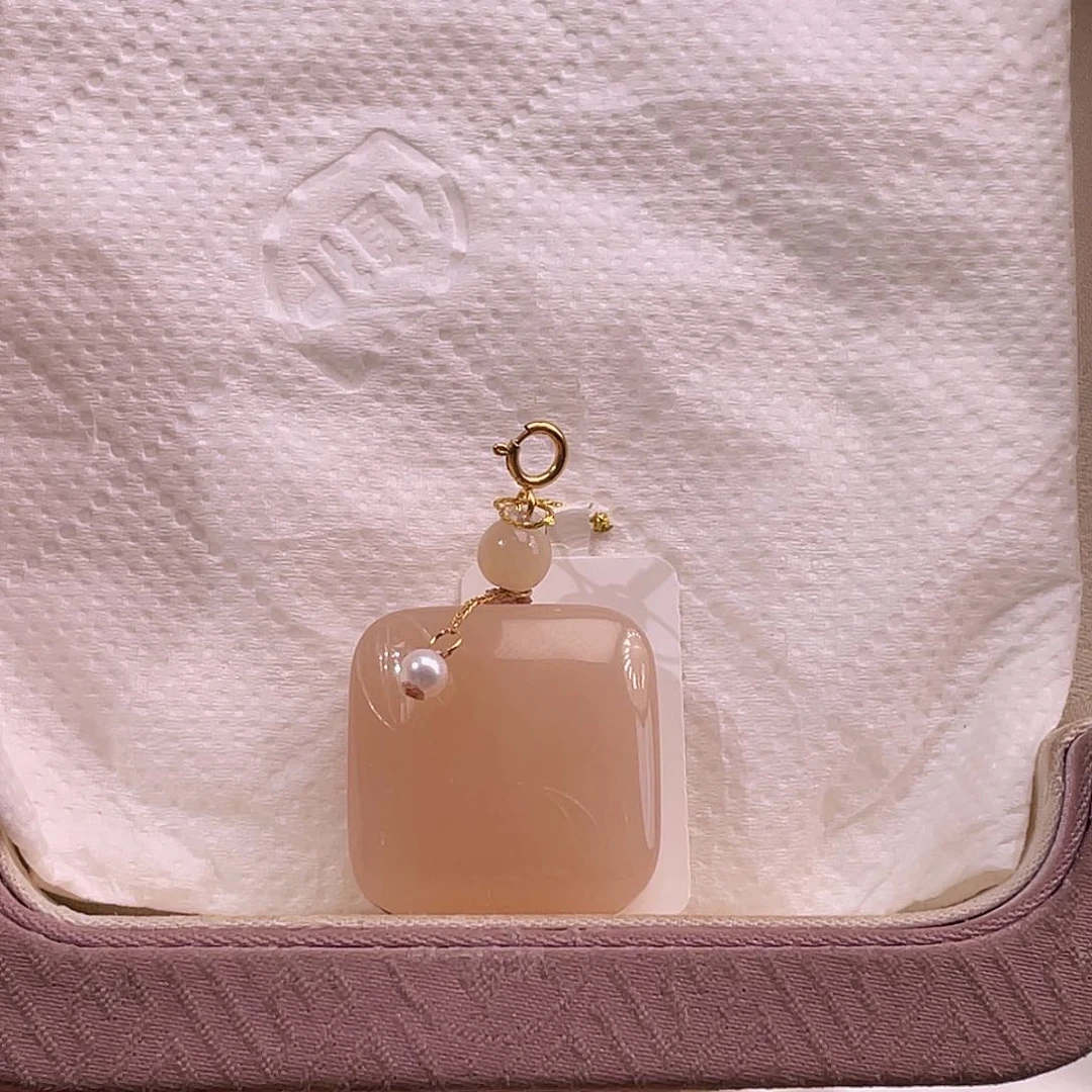 吊坠(不含链)18K金镶嵌和田玉藕粉浓红粉方糖孤品