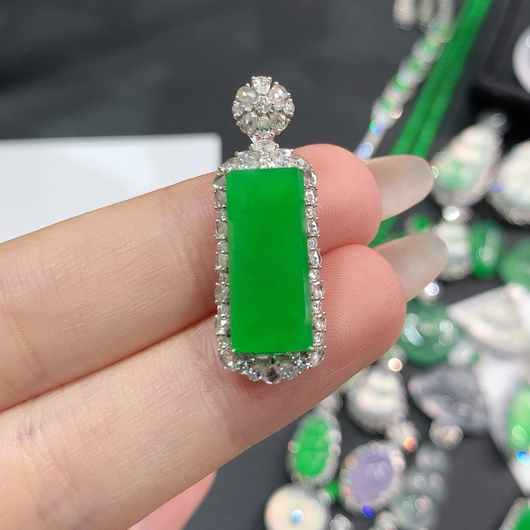 翡翠18K金镶嵌颈饰正冰正阳绿无事牌 48小时鉴赏期