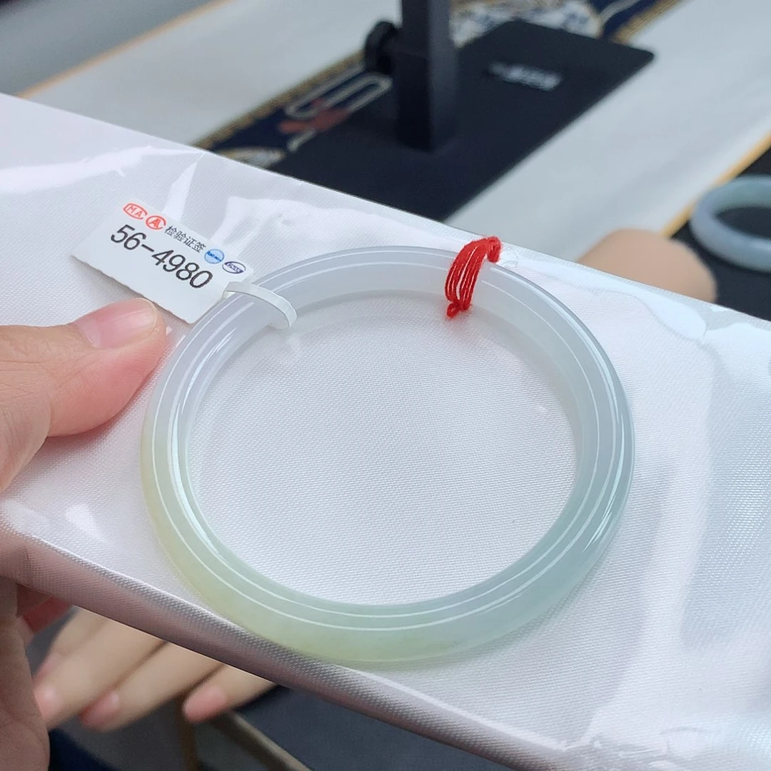 翡翠手镯未镶嵌渐变特色美人条