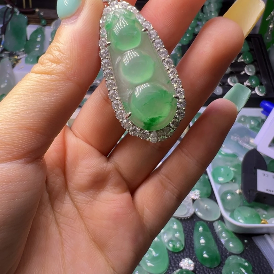 C***e石英质玉（非洲翠）未镶嵌颈饰