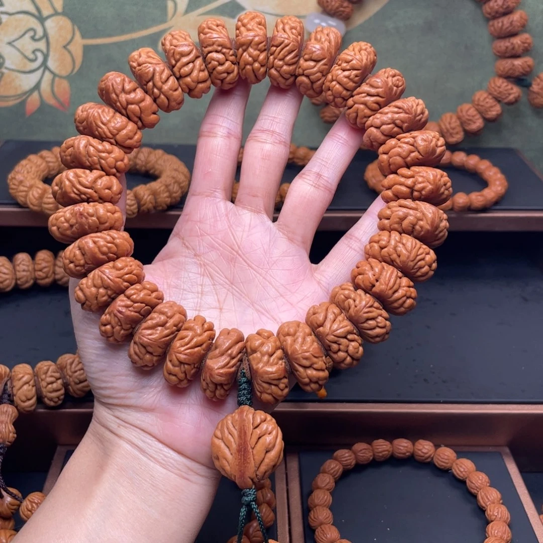 艾***里桃核手串25豹子头