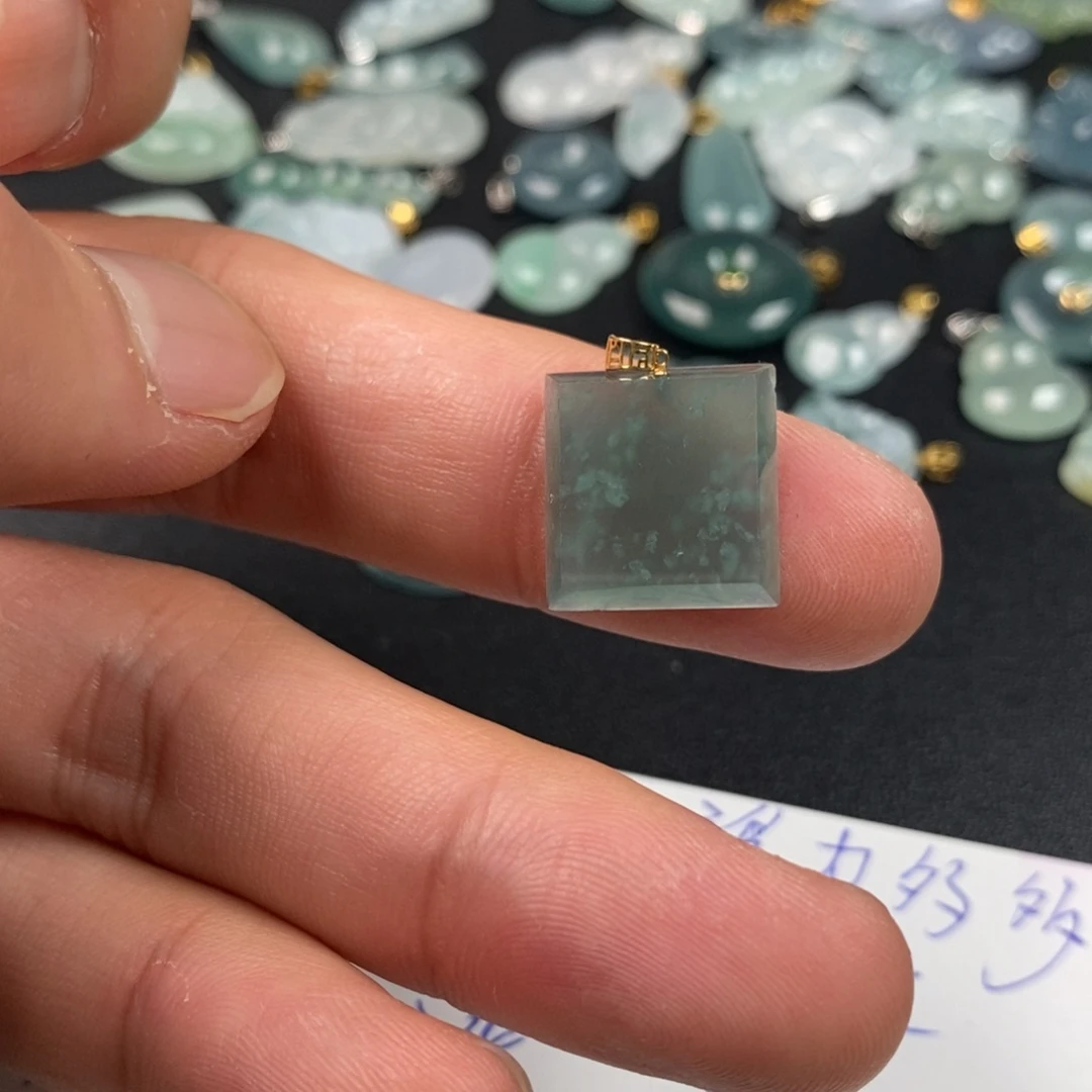 颈饰18K金镶嵌翡翠