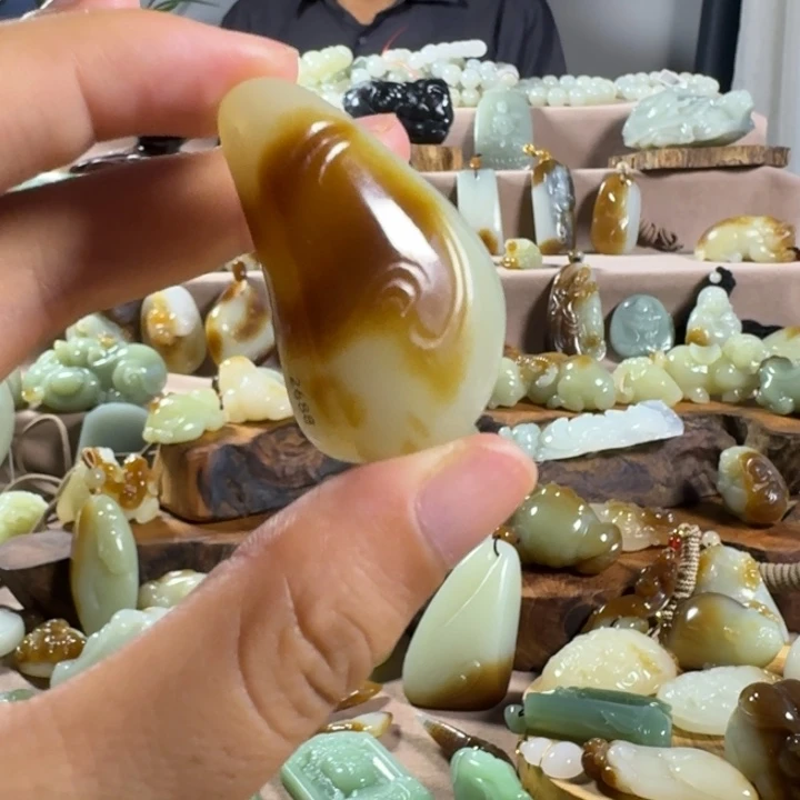 和田玉(糖玉)未镶嵌颈饰
