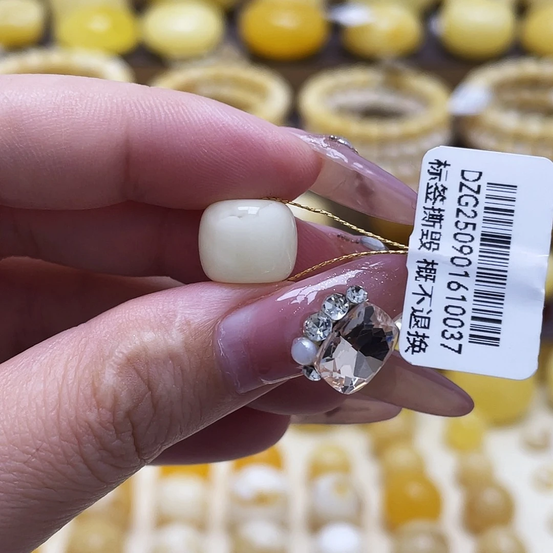 琥珀未镶嵌裸石11.4*9.7mm白蜡老型皮色