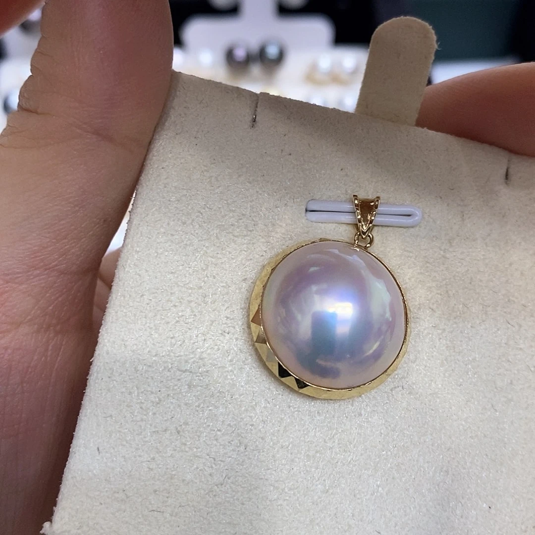 拼合珍珠（马贝珠）颈饰18K金镶嵌