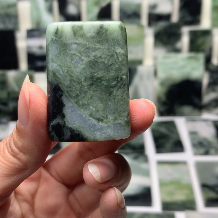 独山玉颈饰未镶嵌