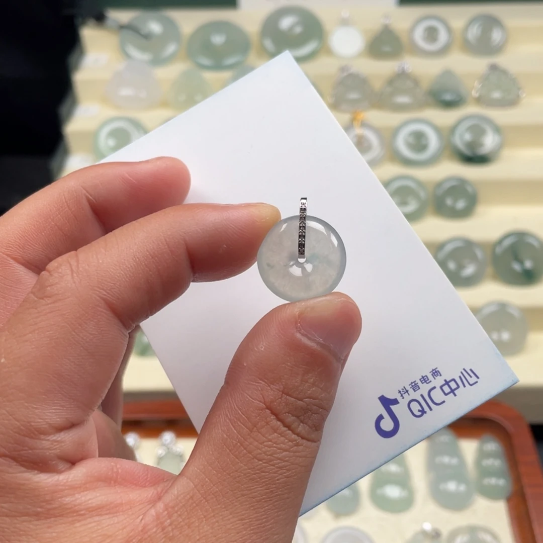 翡翠18K金镶嵌颈饰5667889987667