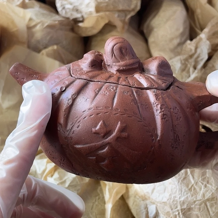 紫砂茶壶原矿泥料，手工制作的一把紫砂壶。