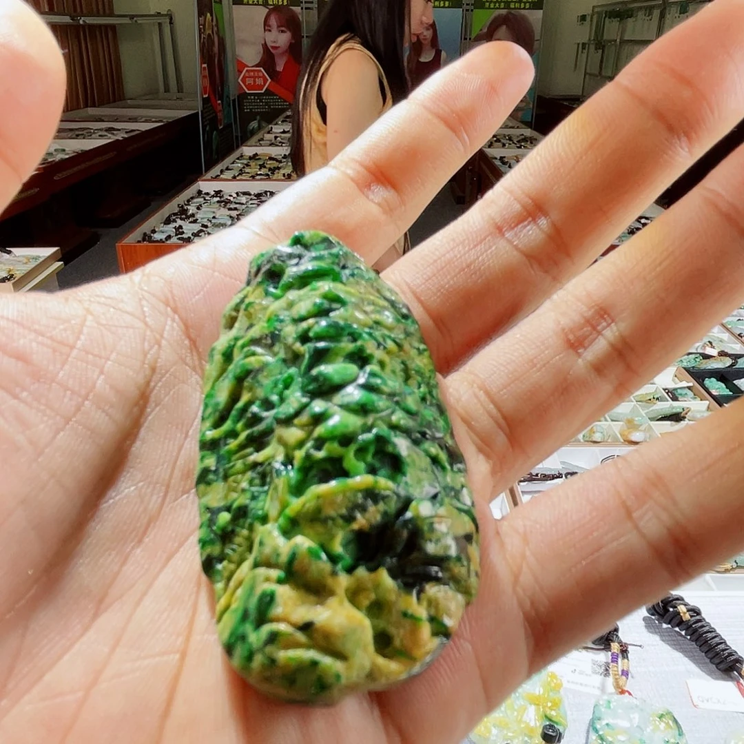 翡翠未镶嵌颈饰一