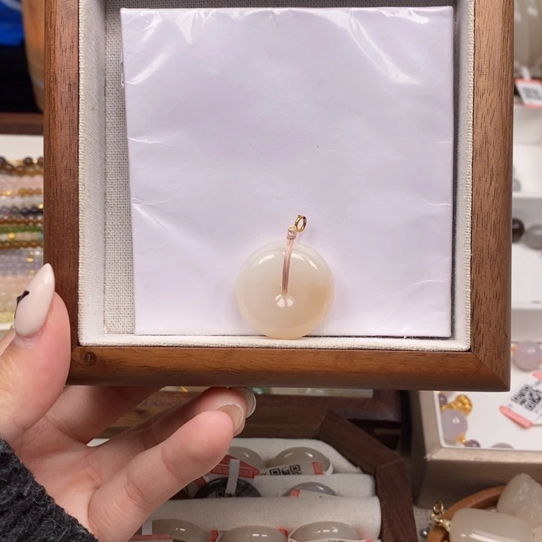 颈饰18K金镶嵌和田玉双色扣