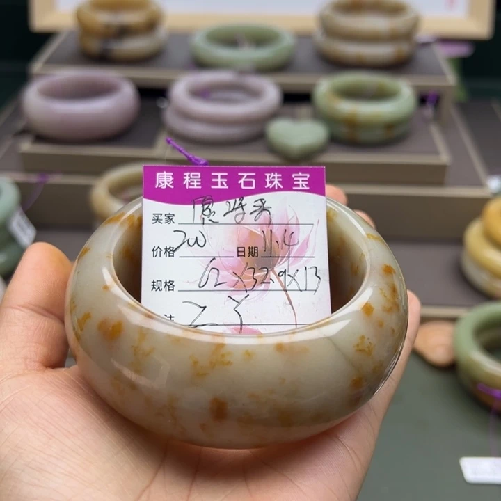 愿***往石英质玉未镶嵌手镯
