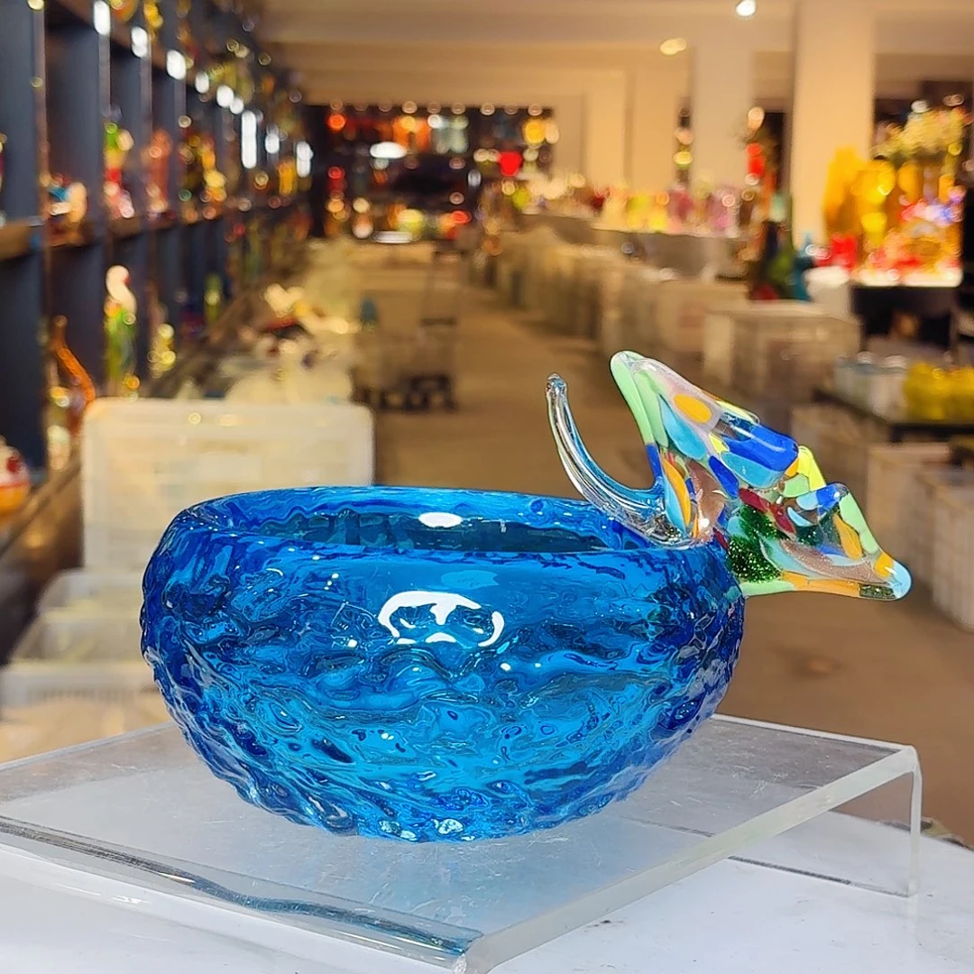 摆件琉璃塔和塔顶建筑构成完整