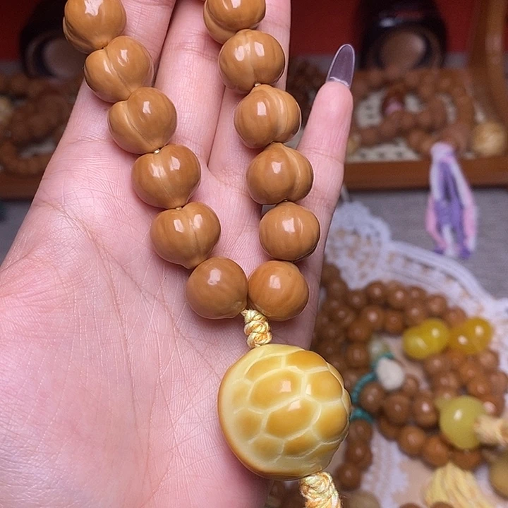 吊坠桃核大富甲手持