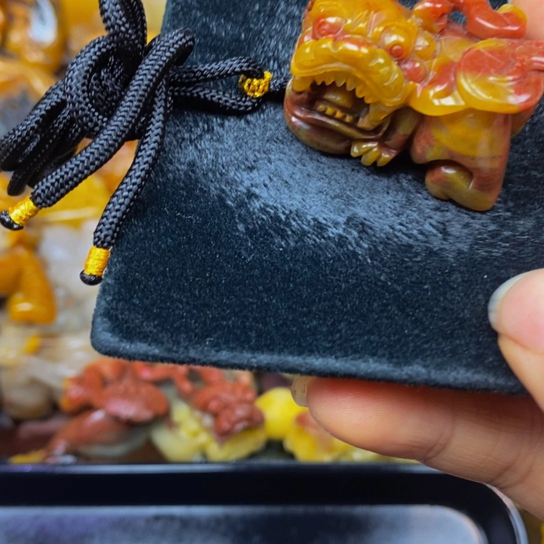 未镶嵌石英质玉（黄龙玉）颈饰