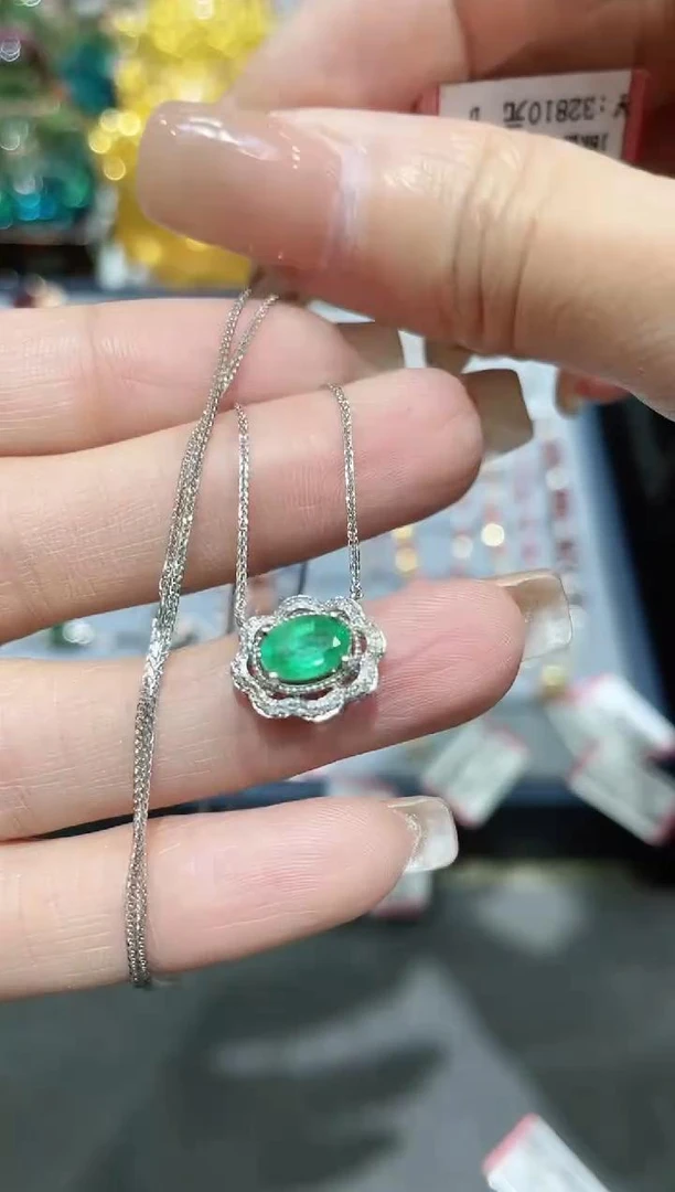 18K金镶嵌天然祖母绿项链